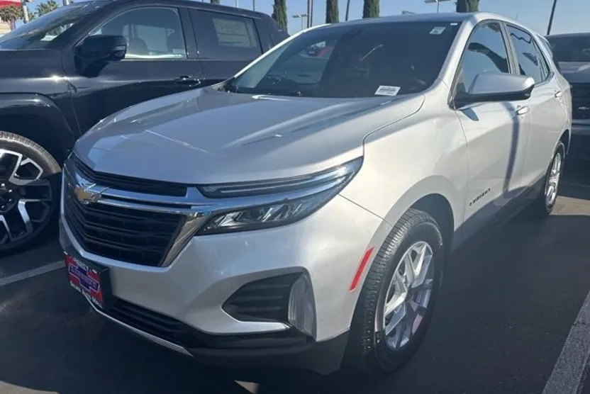 2022 Chevrolet Equinox LT photo 1