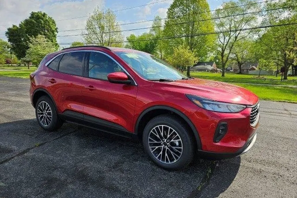 2024 Ford Escape Titanium photo 1
