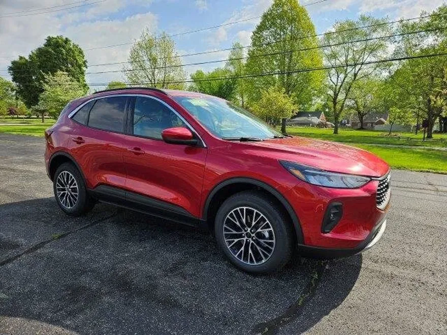 2024 Ford Escape Titanium photo 1