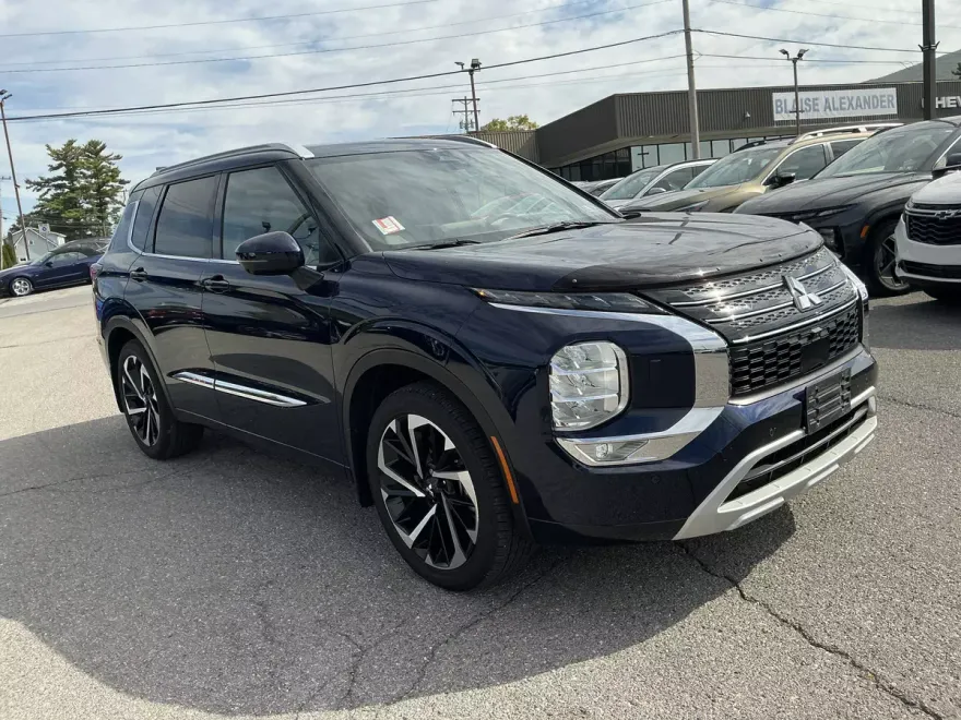 2022 Mitsubishi Outlander SEL photo 1