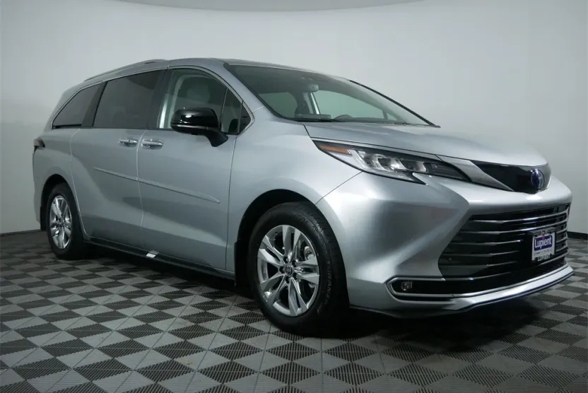 2023 Toyota Sienna Limited photo 1