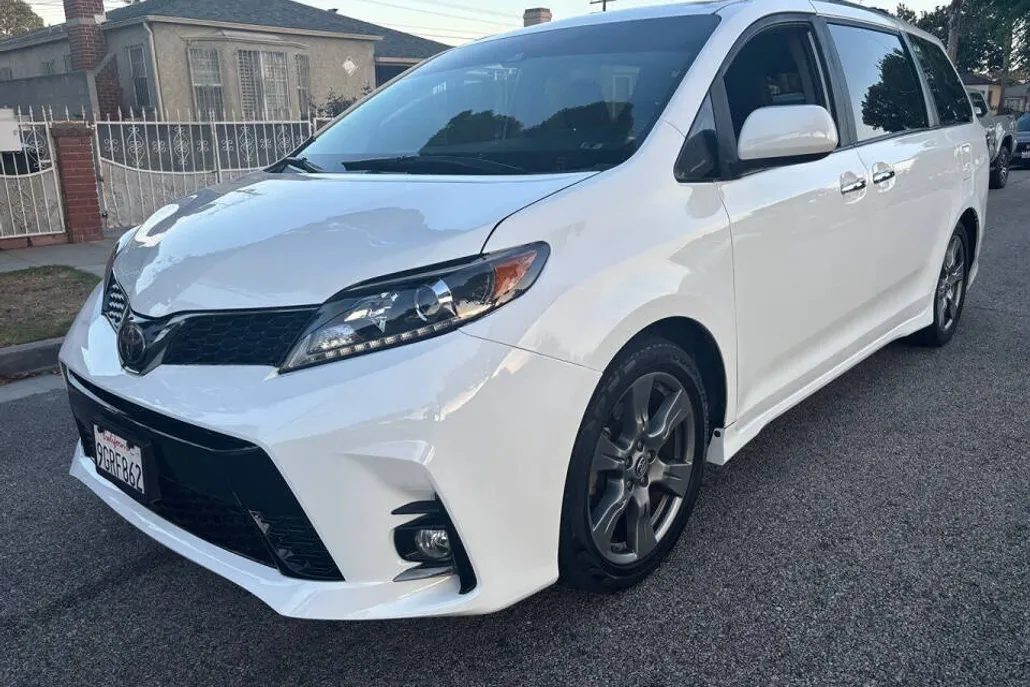 2020 Toyota Sienna Premium photo 1