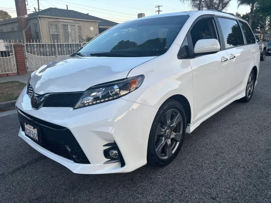2020 Toyota Sienna Premium photo 1