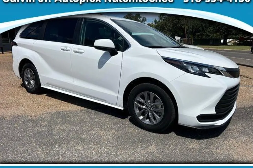 2024 Toyota Sienna LE photo 1