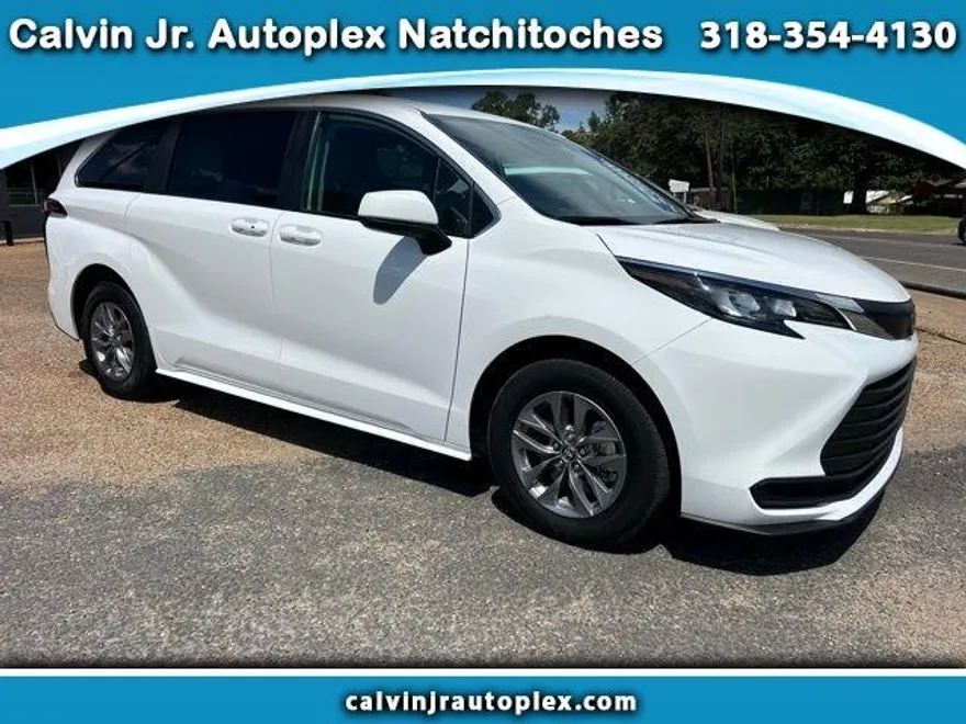 2024 Toyota Sienna LE photo 1