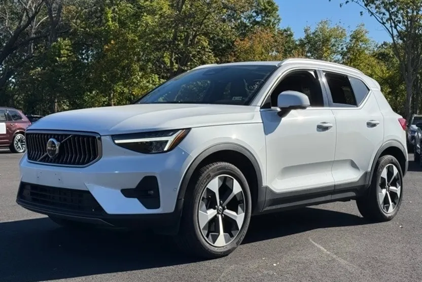 2025 Volvo XC40 Plus photo 1