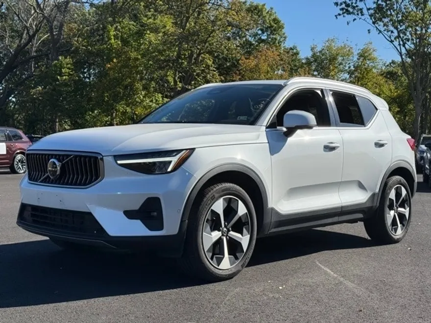 2025 Volvo XC40 Plus photo 1