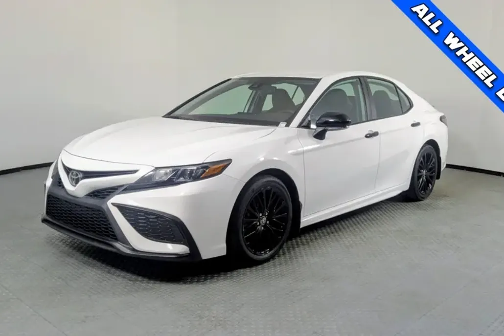 2022 Toyota Camry SE photo 1