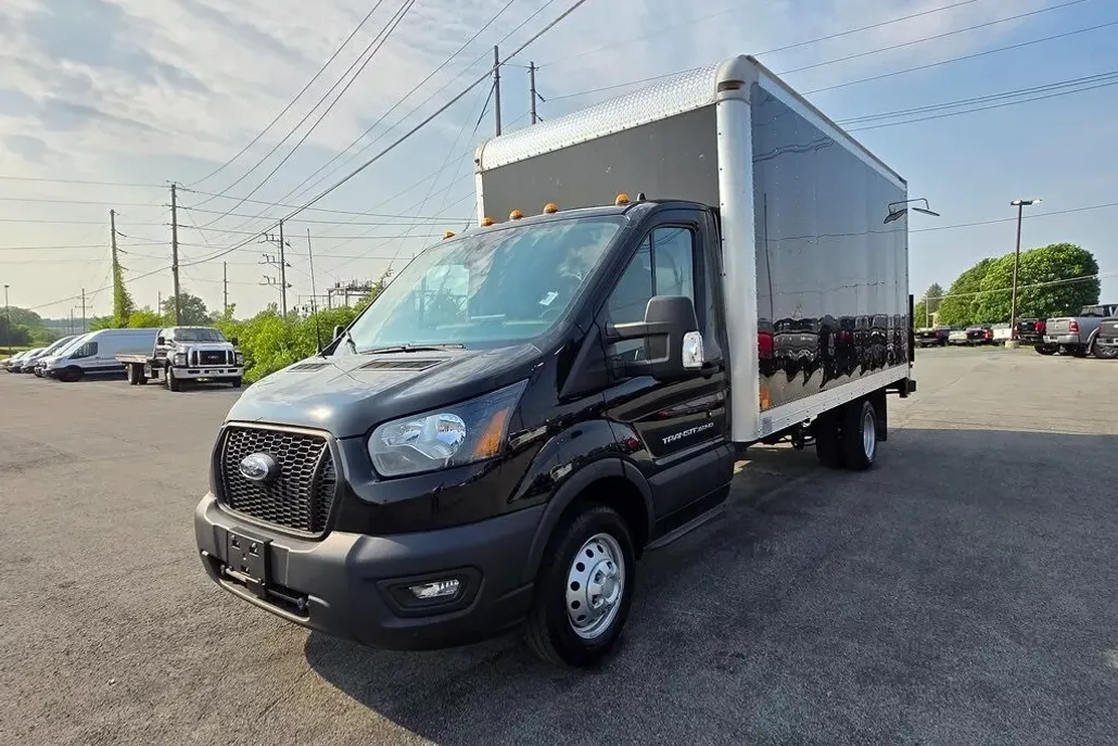 2023 Ford Transit Cutaway photo 1