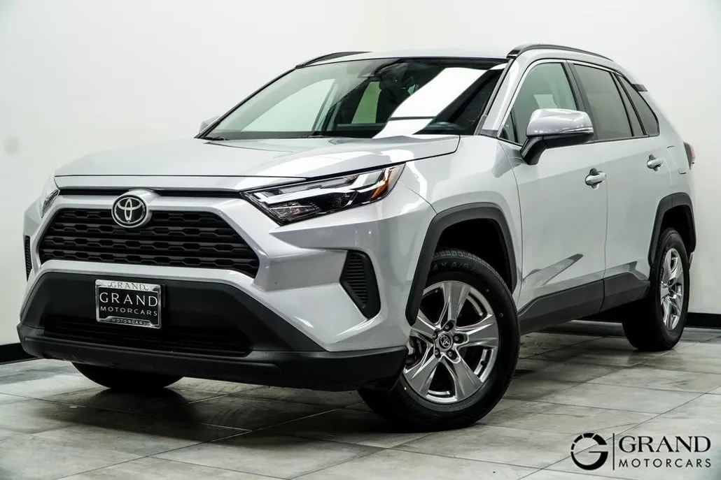 2024 Toyota RAV4 XLE photo 1