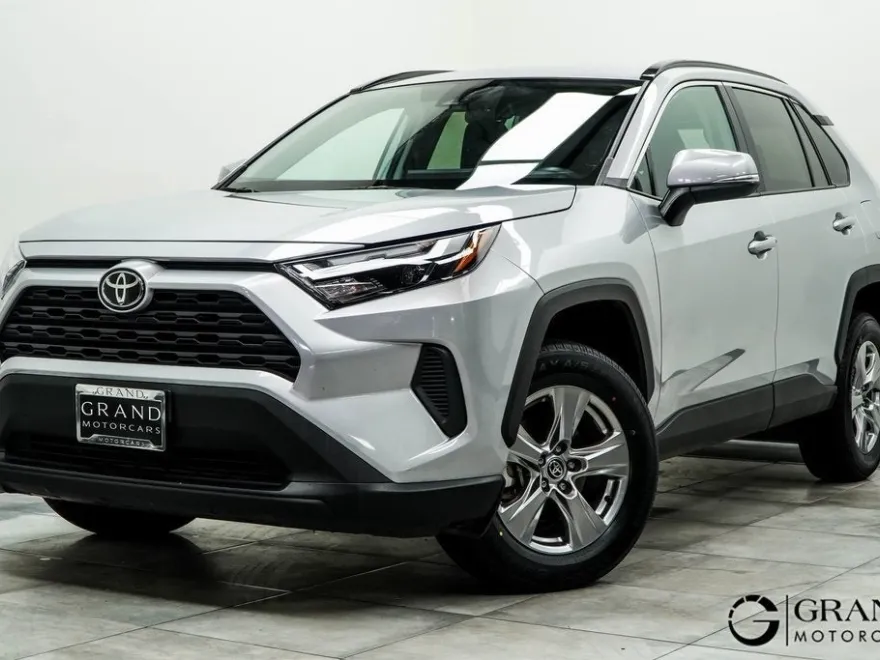 2024 Toyota RAV4 XLE photo 1