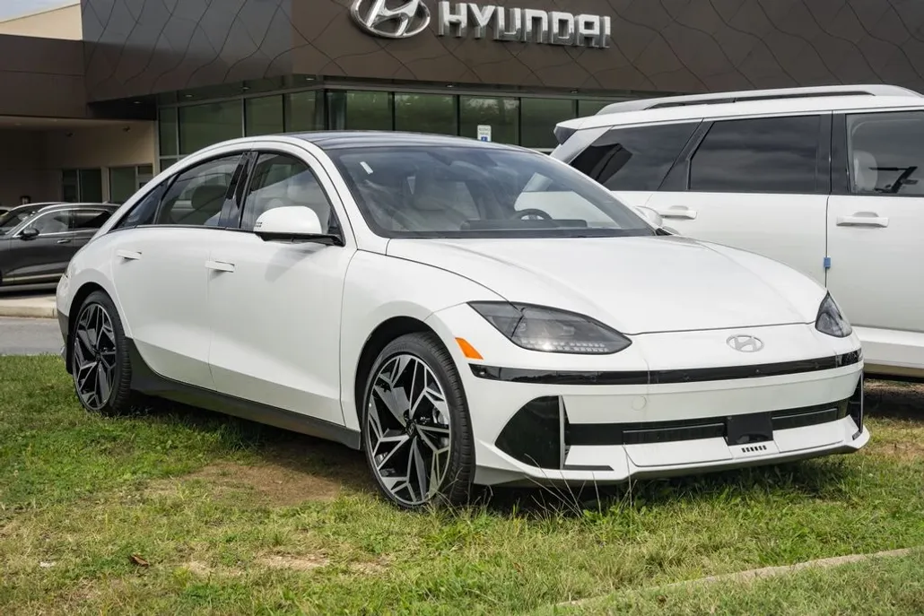 2024 Hyundai Ioniq 6 Limited photo 1