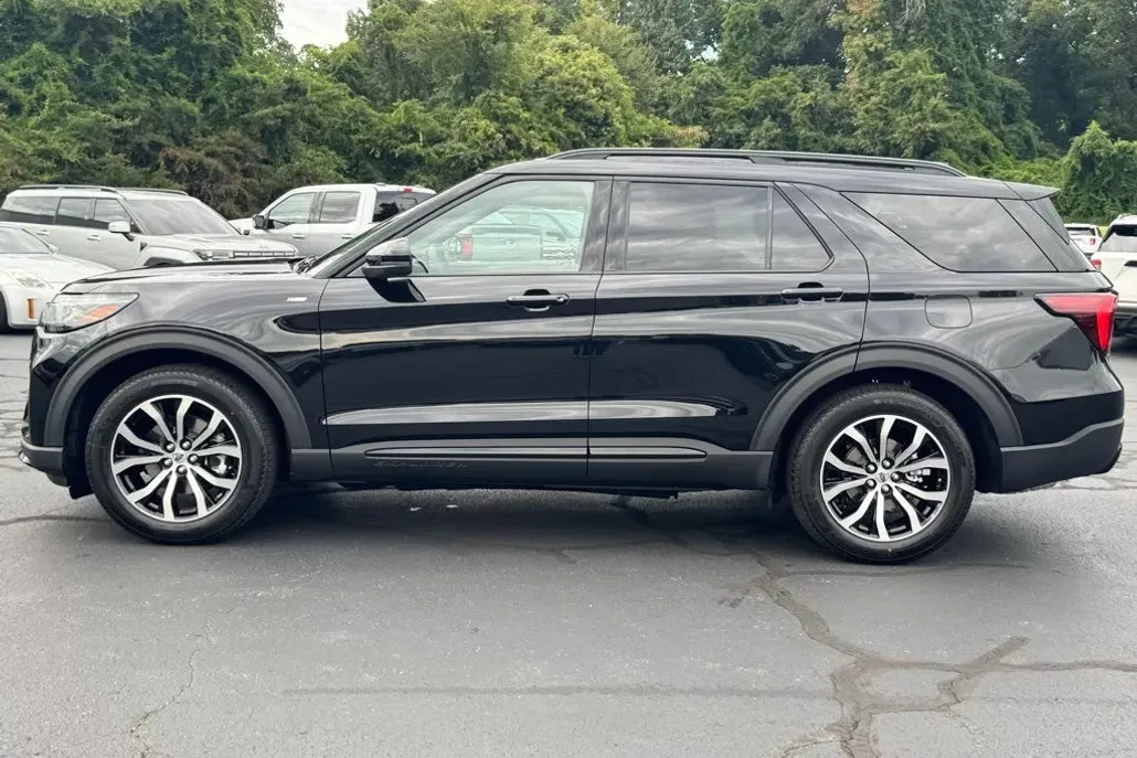 2025 Ford Explorer ST-Line photo 1