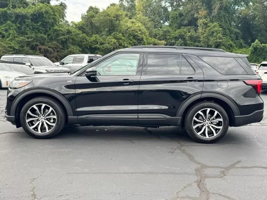 2025 Ford Explorer ST-Line photo 1