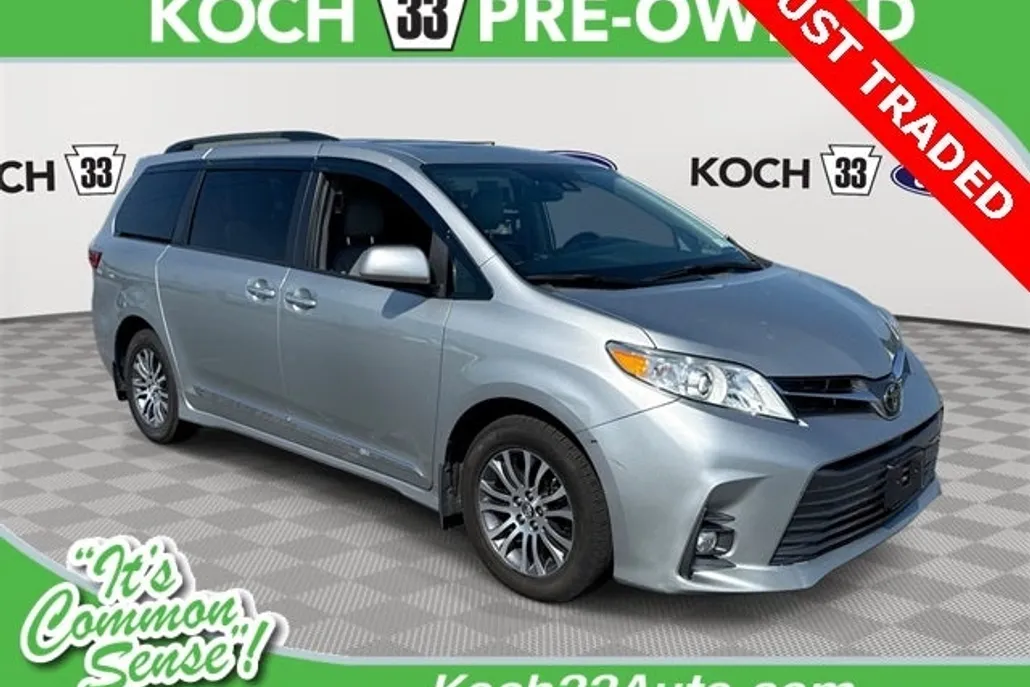 2019 Toyota Sienna XLE photo 1