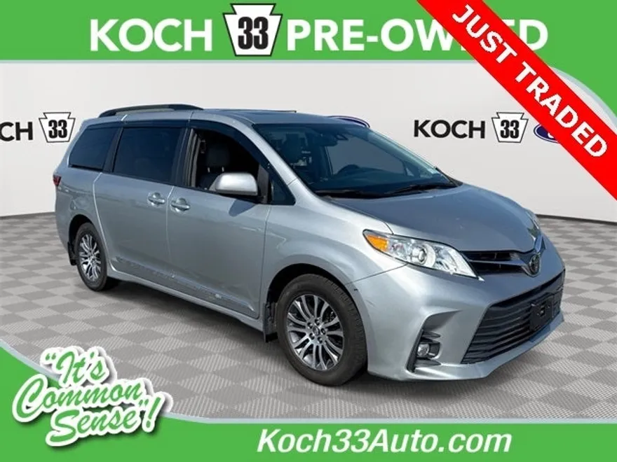 2019 Toyota Sienna XLE photo 1