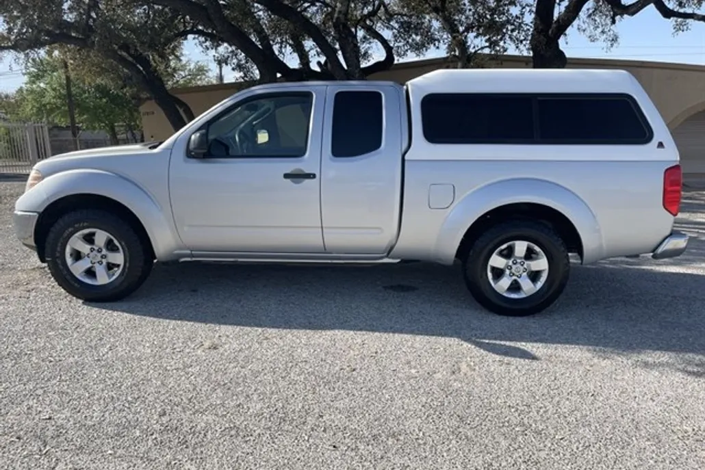 2011 Nissan Frontier SV photo 1