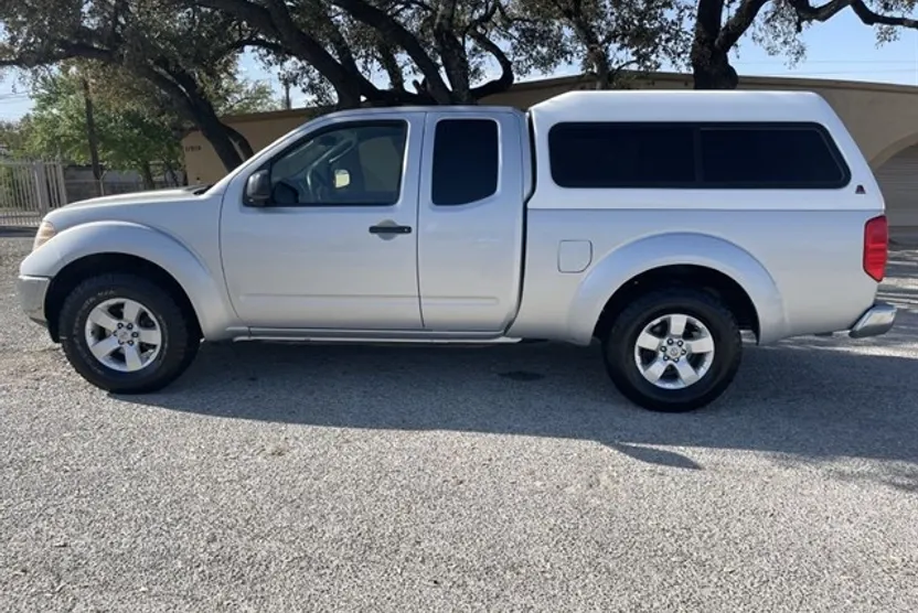 2011 Nissan Frontier SV photo 1