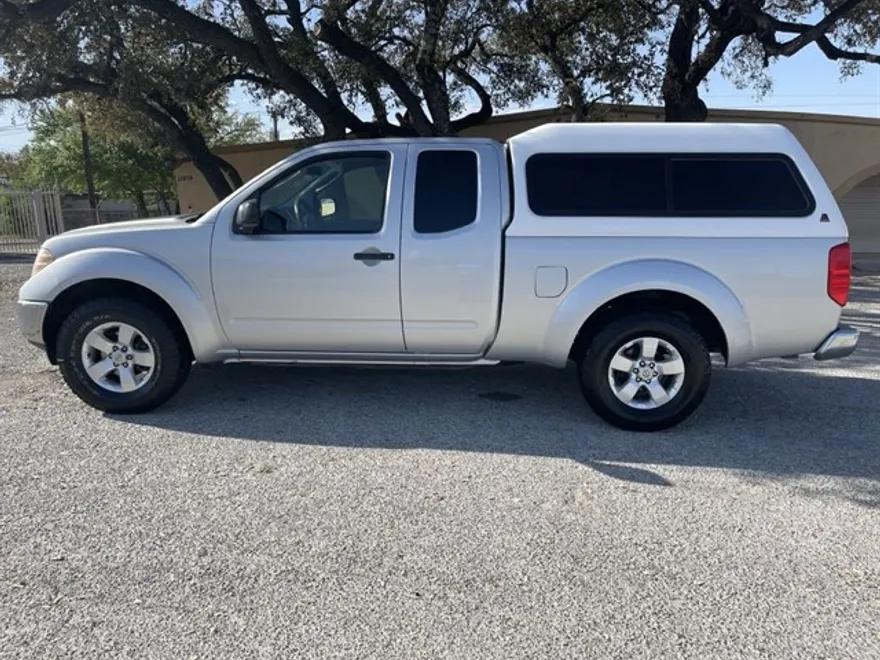 2011 Nissan Frontier SV photo 1
