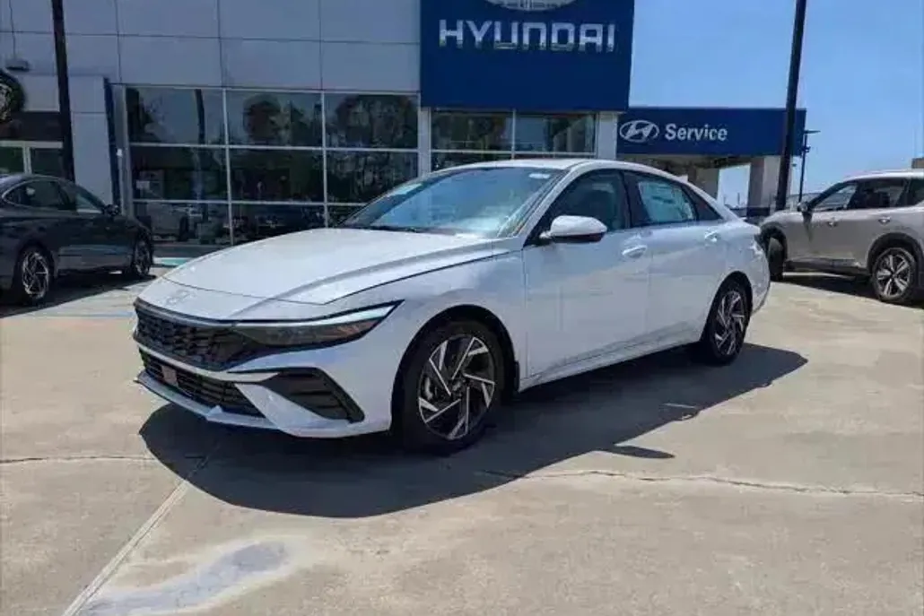 2025 Hyundai Elantra SEL Convenience photo 1