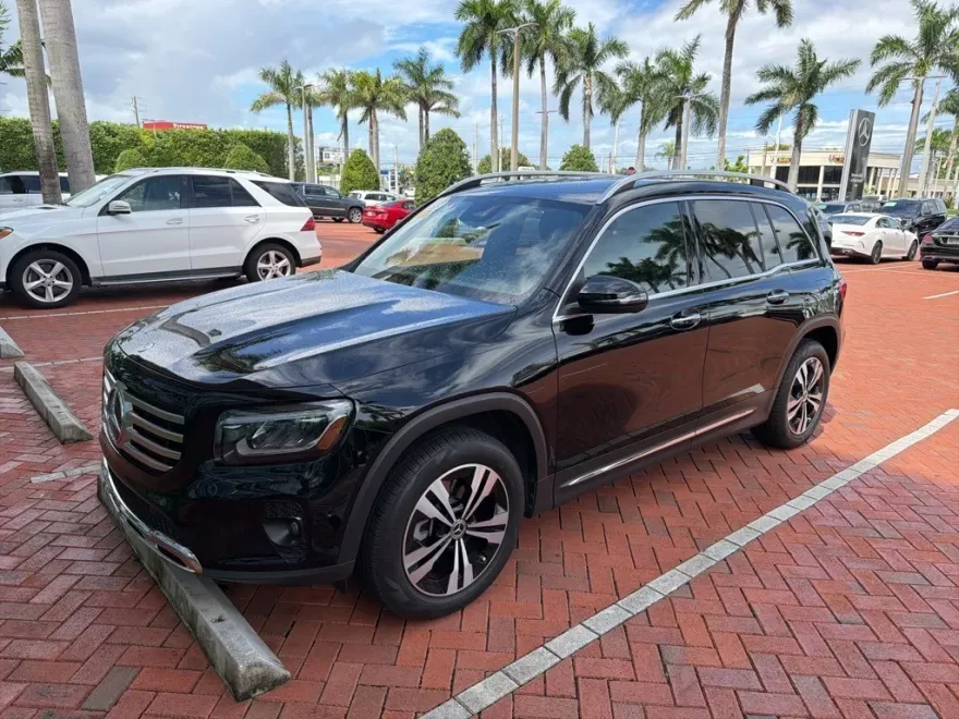 2025 Mercedes Benz GLB 250 photo 1