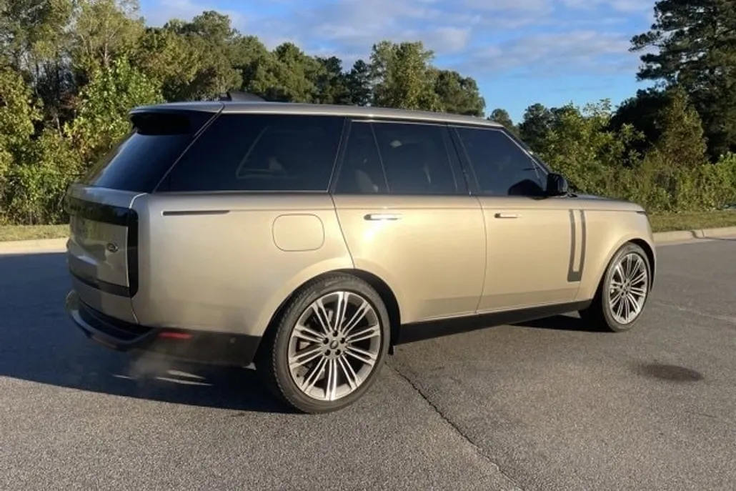 2023 Land Rover Range Rover SE photo 1