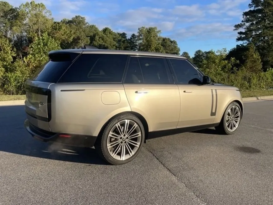 2023 Land Rover Range Rover SE photo 1