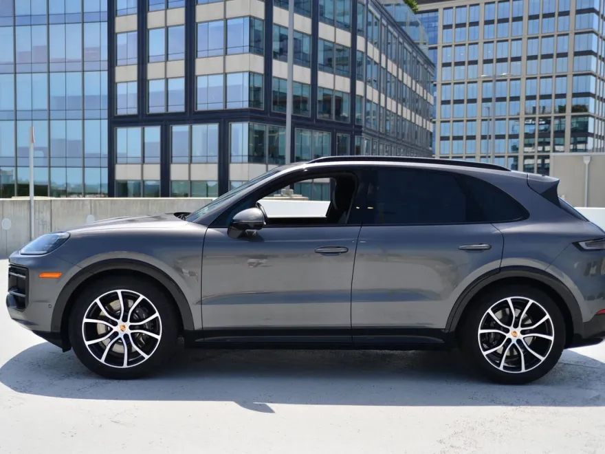 2025 Porsche Cayenne GTS photo 1