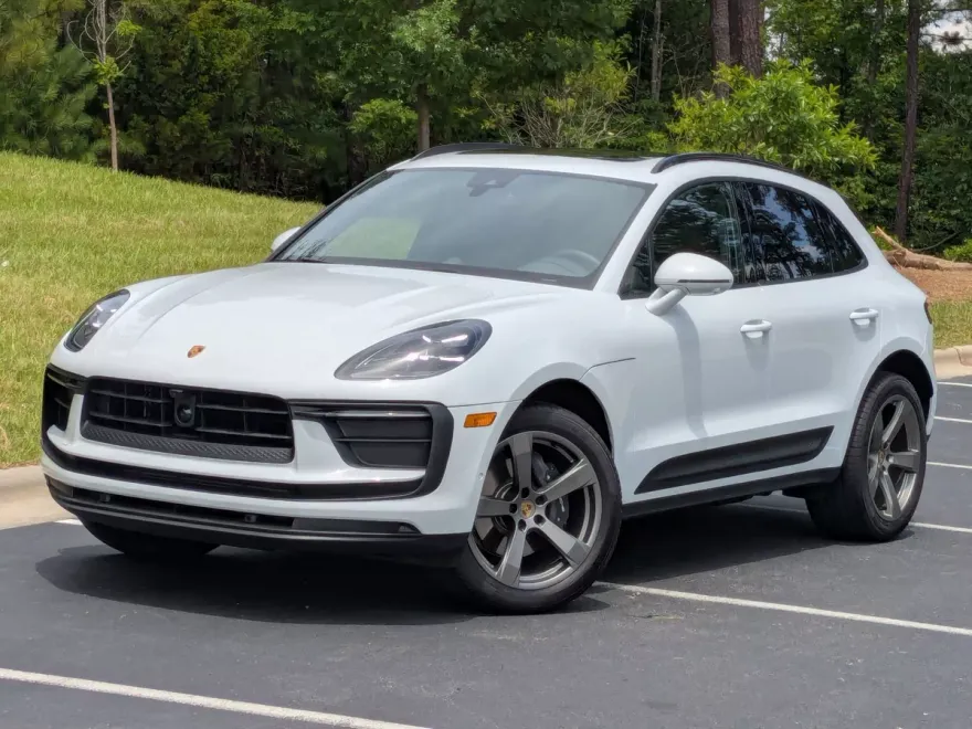 2024 Porsche Macan T photo 1