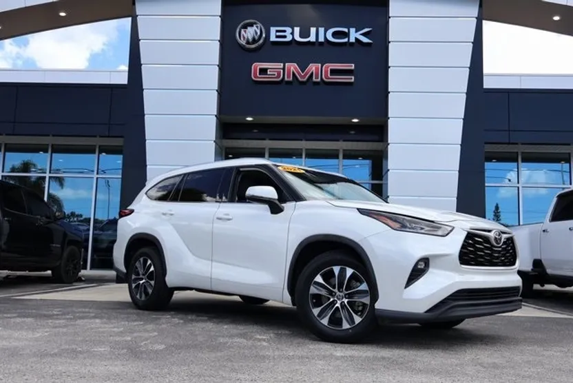 2021 Toyota Highlander XLE photo 1