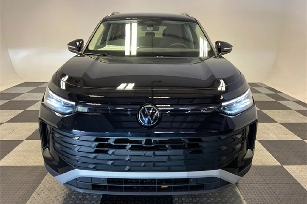 2025 Volkswagen Tiguan SE photo 1