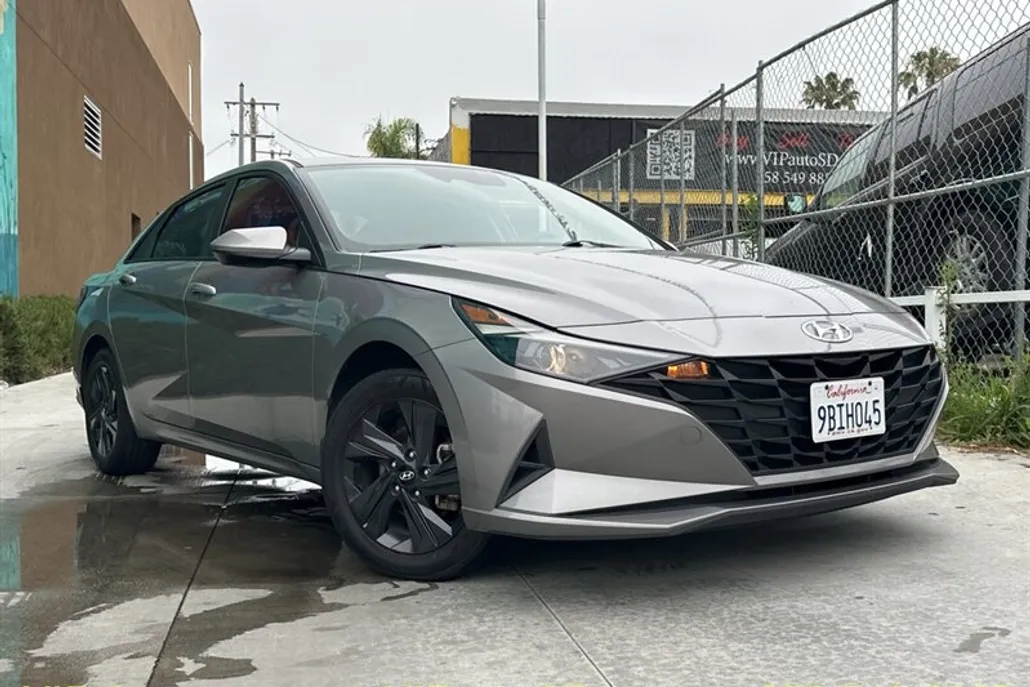 2022 Hyundai Elantra SEL photo 1