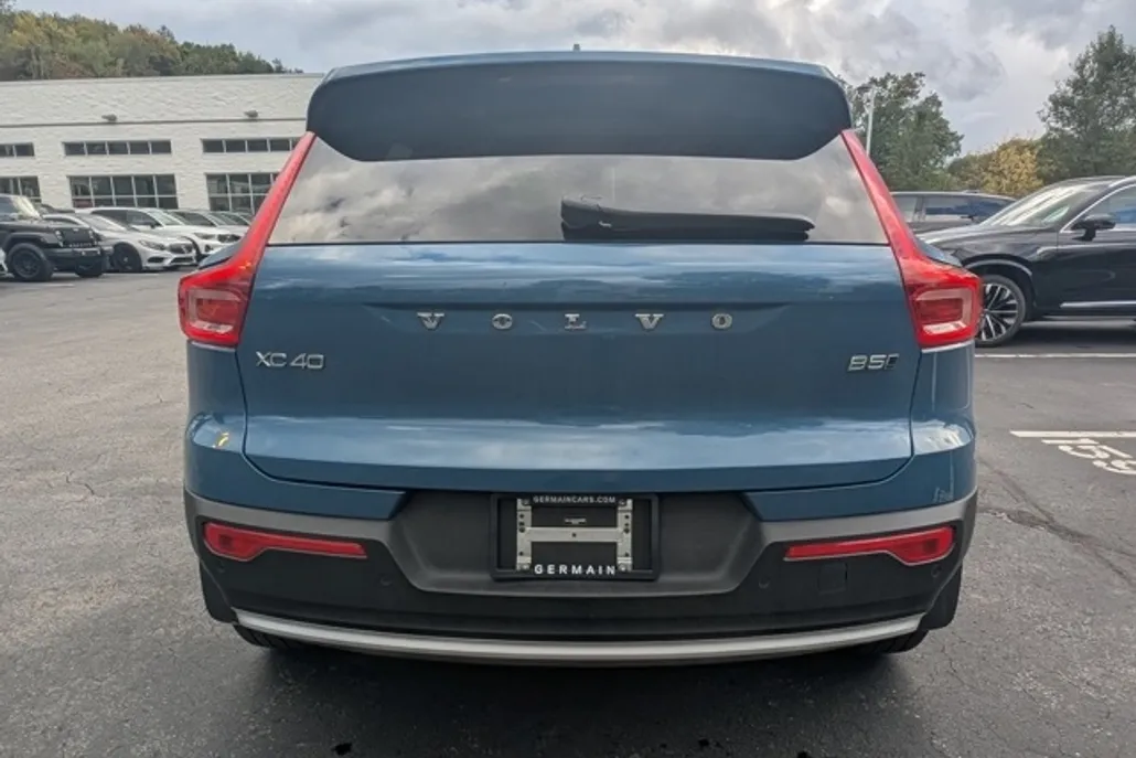 2025 Volvo XC40 Plus photo 1