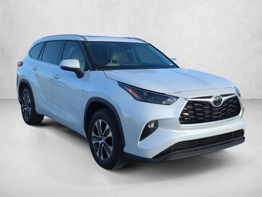 2022 Toyota Highlander XLE photo 1