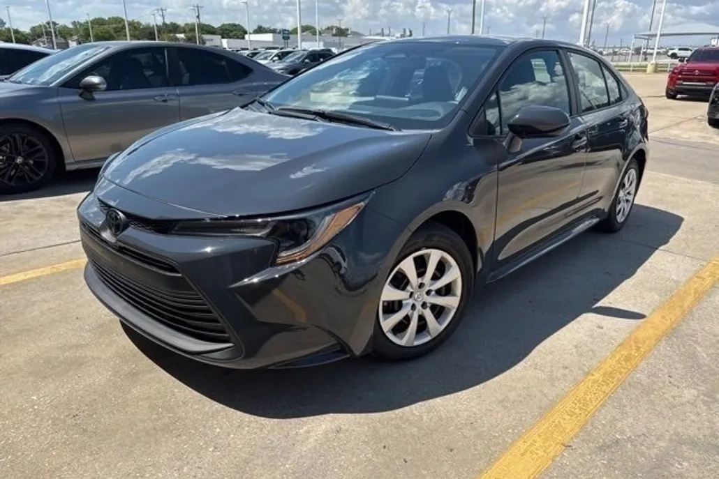 2025 Toyota Corolla LE photo 1