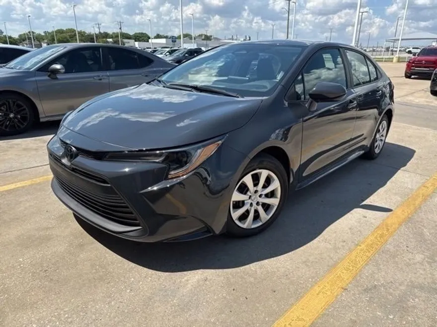2025 Toyota Corolla LE photo 1