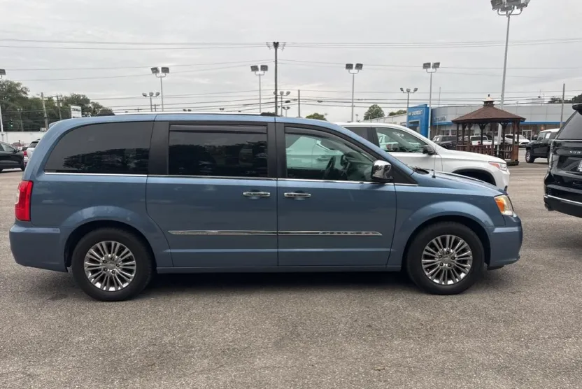 2011 Chrysler Town & Country Limited photo 1