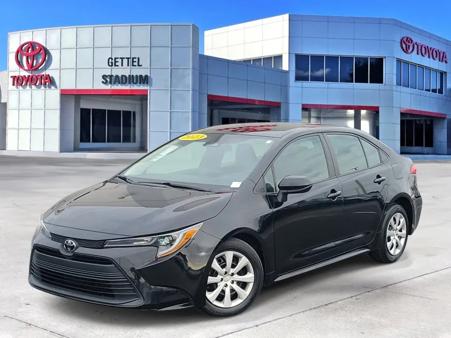 2023 Toyota Corolla LE photo 1