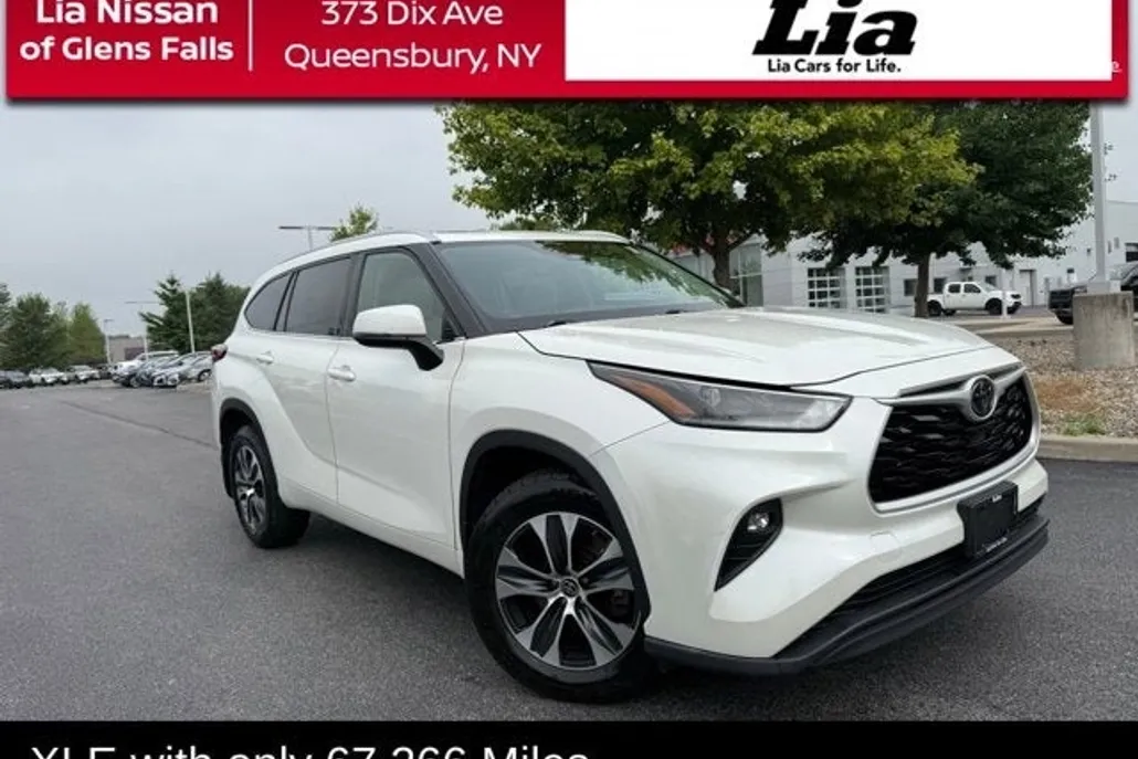2021 Toyota Highlander XLE photo 1