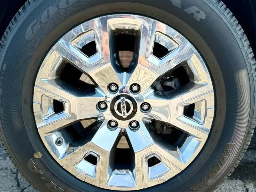 2017 Nissan Titan Crew Cab S photo 1