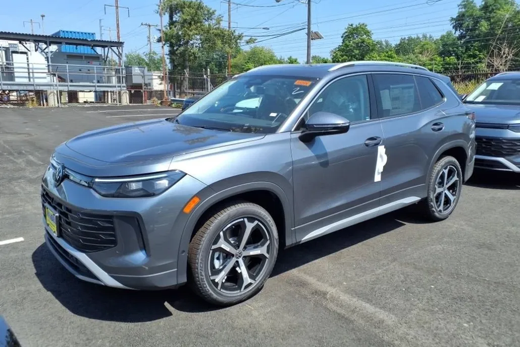 2025 Volkswagen Tiguan SE photo 1