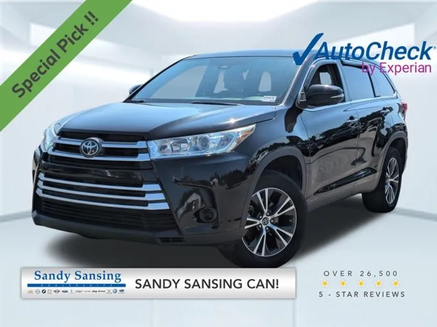 2019 Toyota Highlander LE photo 1