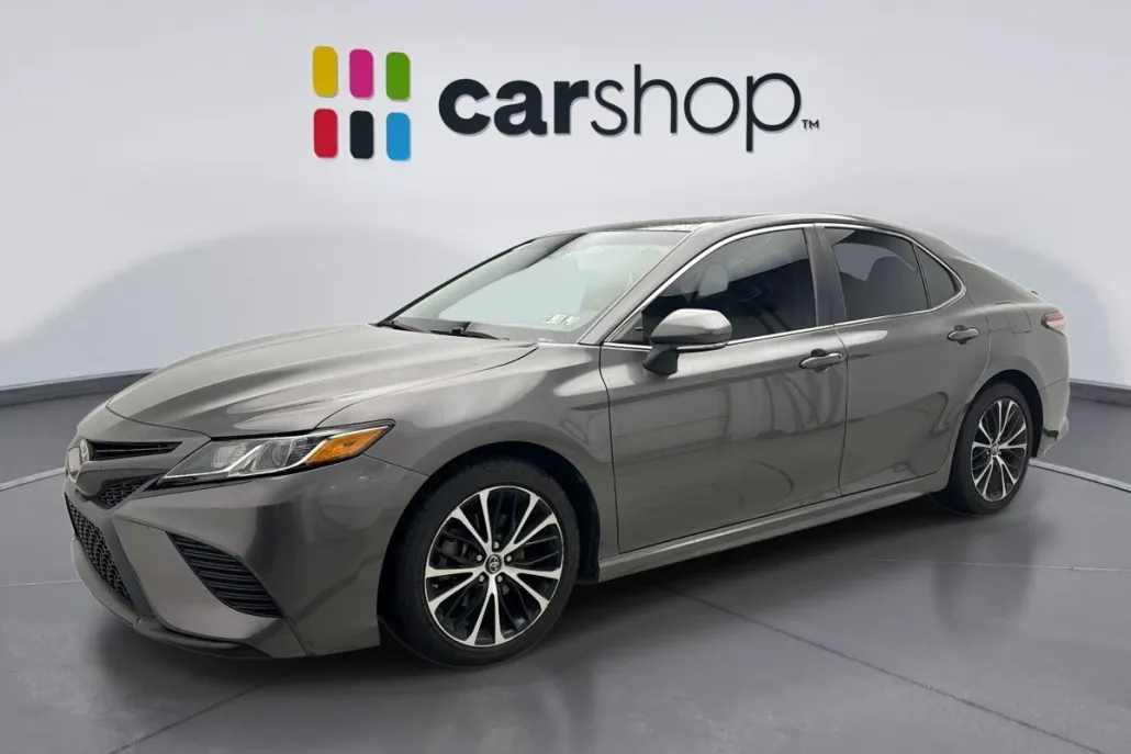 2018 Toyota Camry SE photo 1