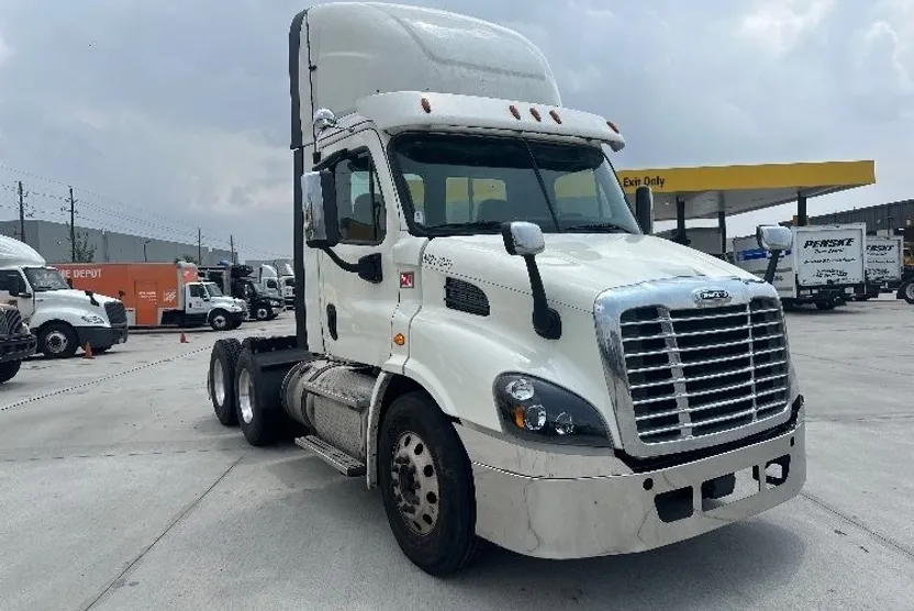 2018 Freightliner Cascadia 113" sleeper cab photo 1
