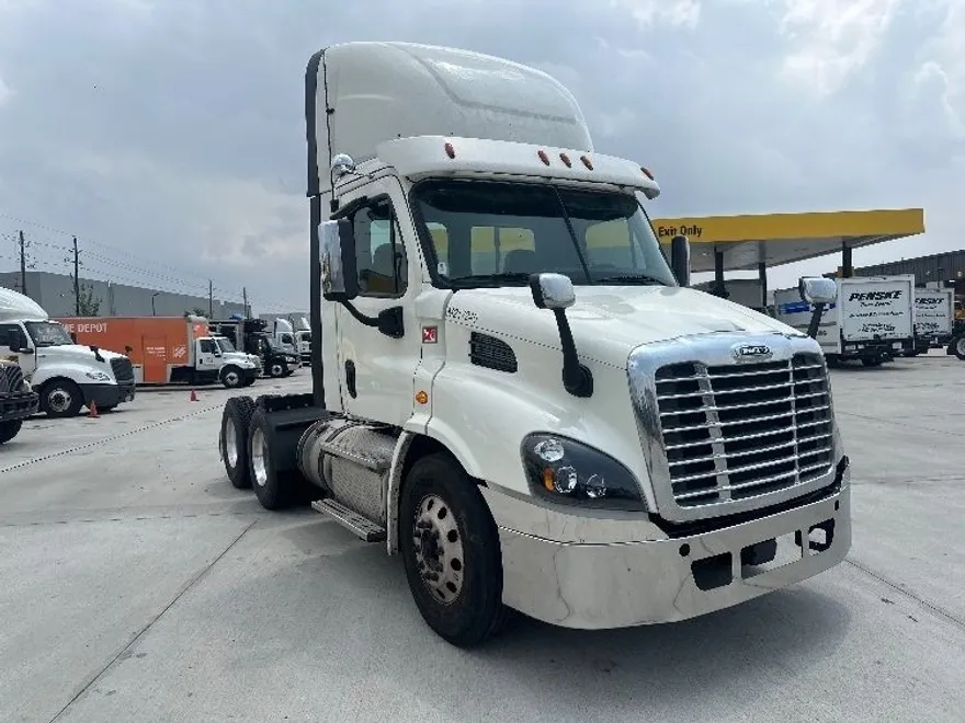 2018 Freightliner Cascadia 113" sleeper cab photo 1