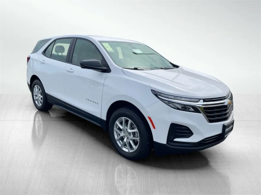 2023 Chevrolet Equinox LS photo 1