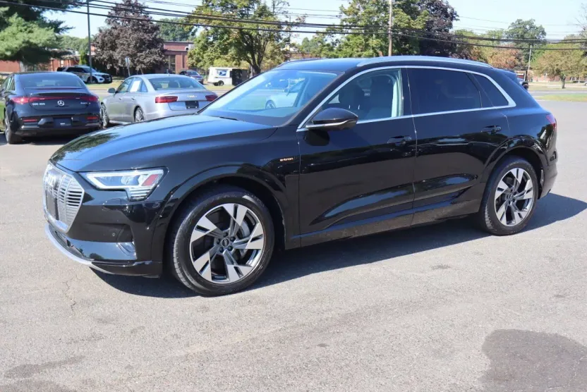 2021 Audi e-tron Premium Plus photo 1