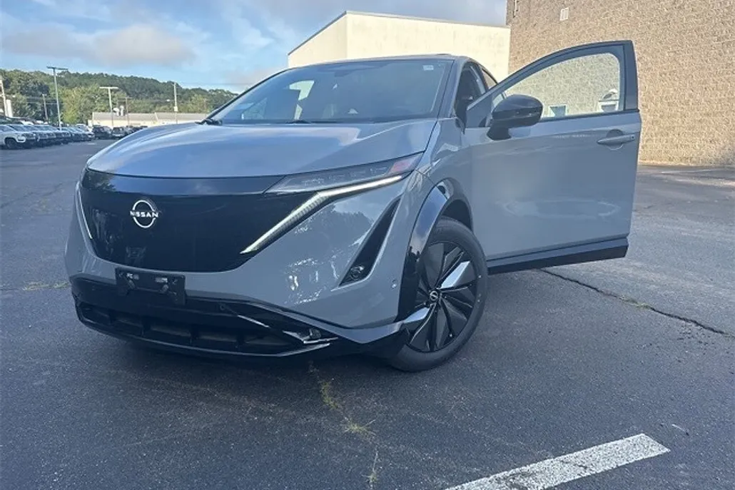 2025 Nissan ARIYA Platinum photo 1