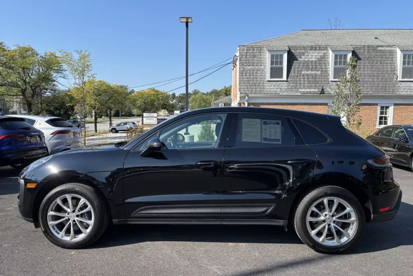 2023 Porsche Macan Base photo 1
