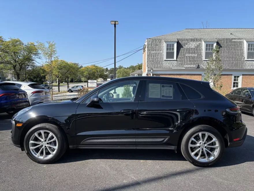 2023 Porsche Macan Base photo 1